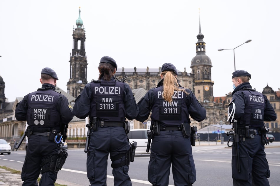 Polizisten bereiten sich auf eine befürchtete Ansammlung von "Querdenkern" in Dresden vor.