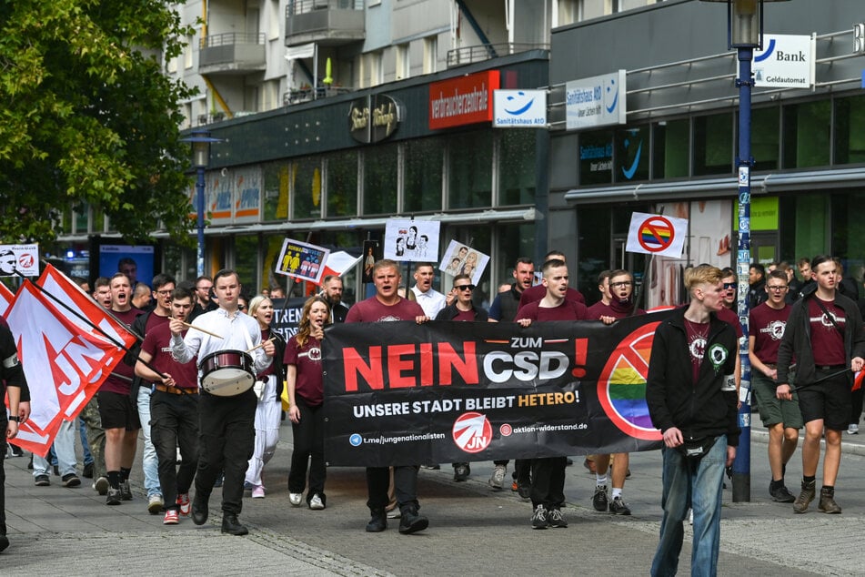Am Rande fanden rechte Gegendemonstrationen statt.