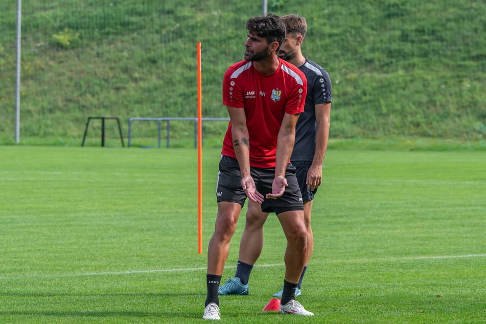 Interimstrainer Niklas Hoheneder (38) hat für das Pokalspiel am Samstag in Irfersgrün "ein bisschen was einstudiert" mit seinen Mannen. Könnte durchaus sein, dass es sein erstes und letztes Pflichtspiel als Chef an der Seitenlinie ist.