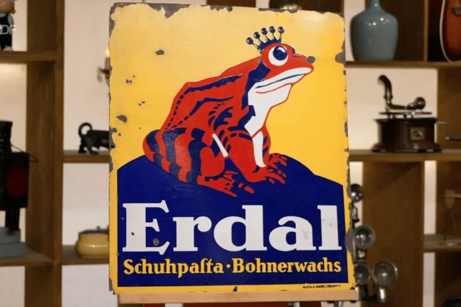 Das Blechschild mit der Erdal-Schuhcreme-Werbung ist über 100 Jahre alt und laut Expertise bis zu 1000 Euro wert.