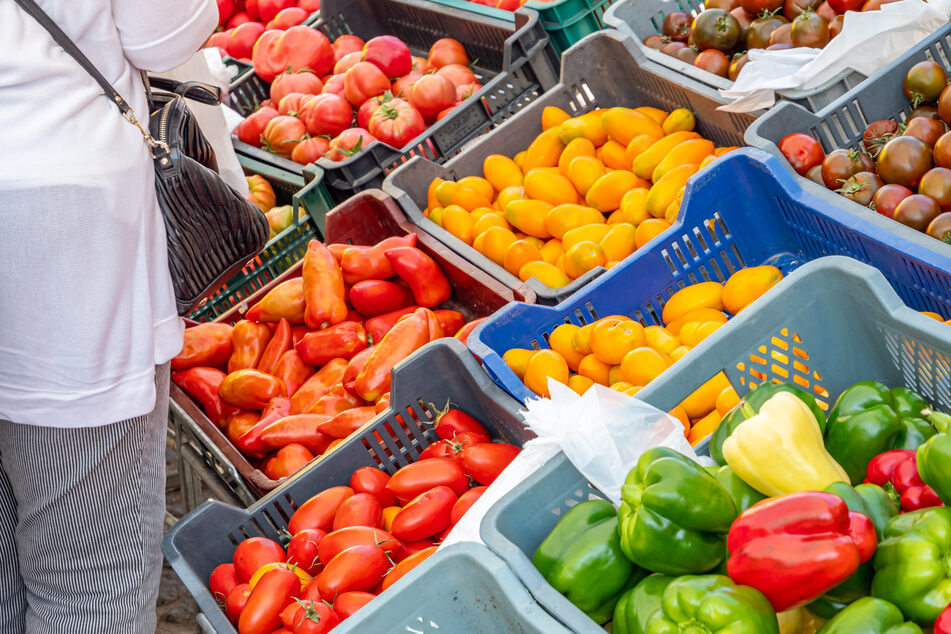 Backwaren, Fleisches sowie frisches Obst und Gemüse: In der Plagwitzer Markthalle bieten zahlreiche Händler ihre leckeren Waren an. (Symbolbild)