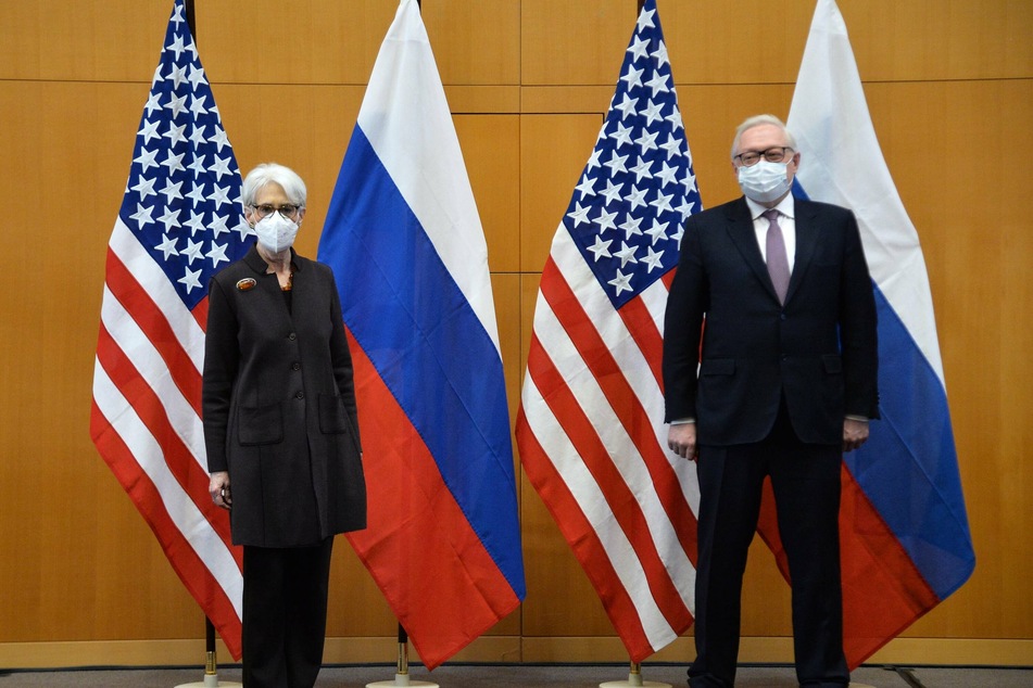 US Deputy Secretary of State Wendy Sherman (l.) and Russian Deputy Foreign Minister Sergei Ryabkov (r.) posed during their talks on security guarantees at the US Permanent Mission to the UN office in Geneva, Switzerland on Monday.
