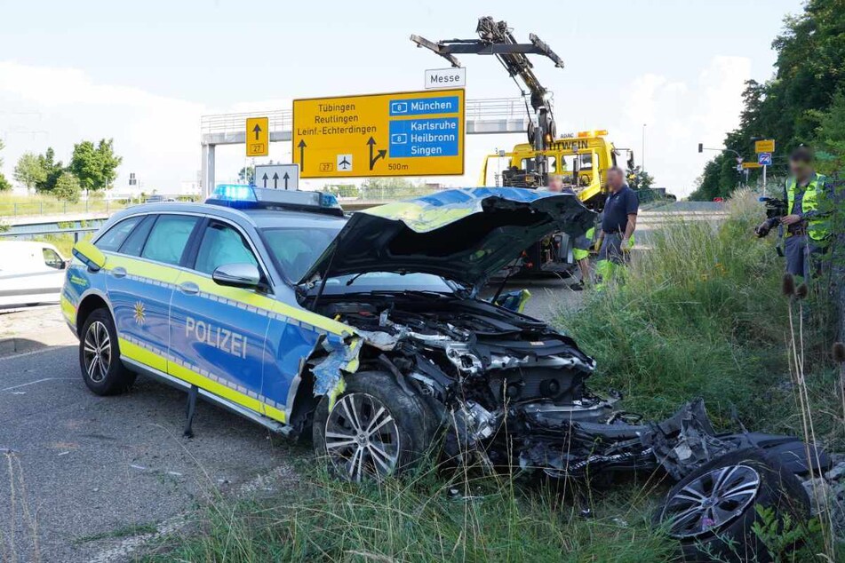 Das Blaulicht leuchtet noch: Dieser Streifenwagen wurde völlig demoliert. Der Sachschaden am Fahrzeug beläuft sich auf rund 60.000 Euro.