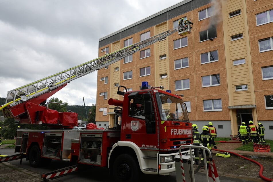 Das Feuer wurde unter anderem von außen über eine Drehleiter bekämpft.