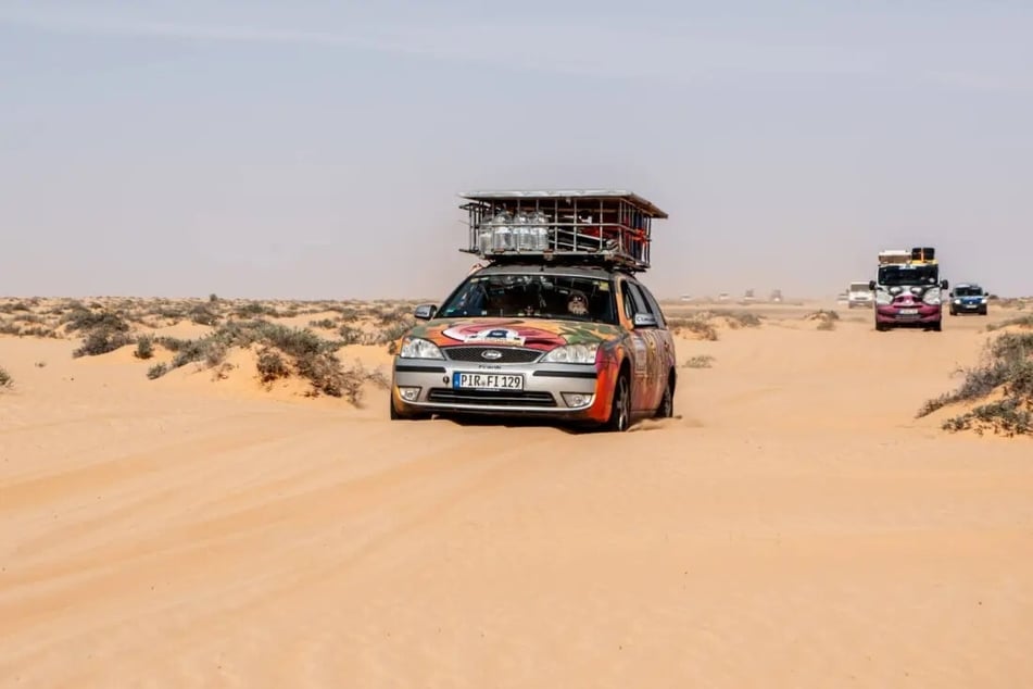 Ein Höhepunkt ist die Fahrt durch die Wüste.