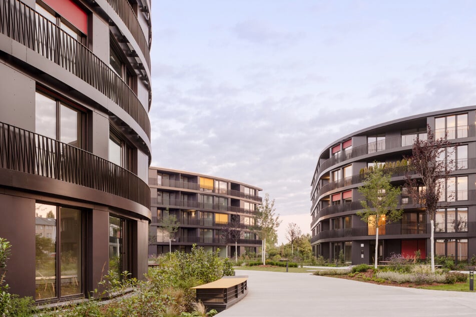 Vier "Schollen", die um einen stark begrünten Innenhof gruppiert sind, bilden ein neues Wohnquartier in zentraler Lage direkt an der Elbe.