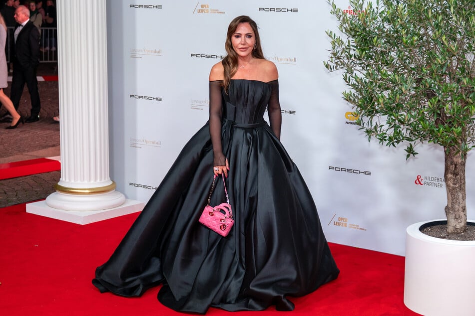 Simone Thomalla (61) kam in einem langen Abendkleid aus schwarzem Satin.