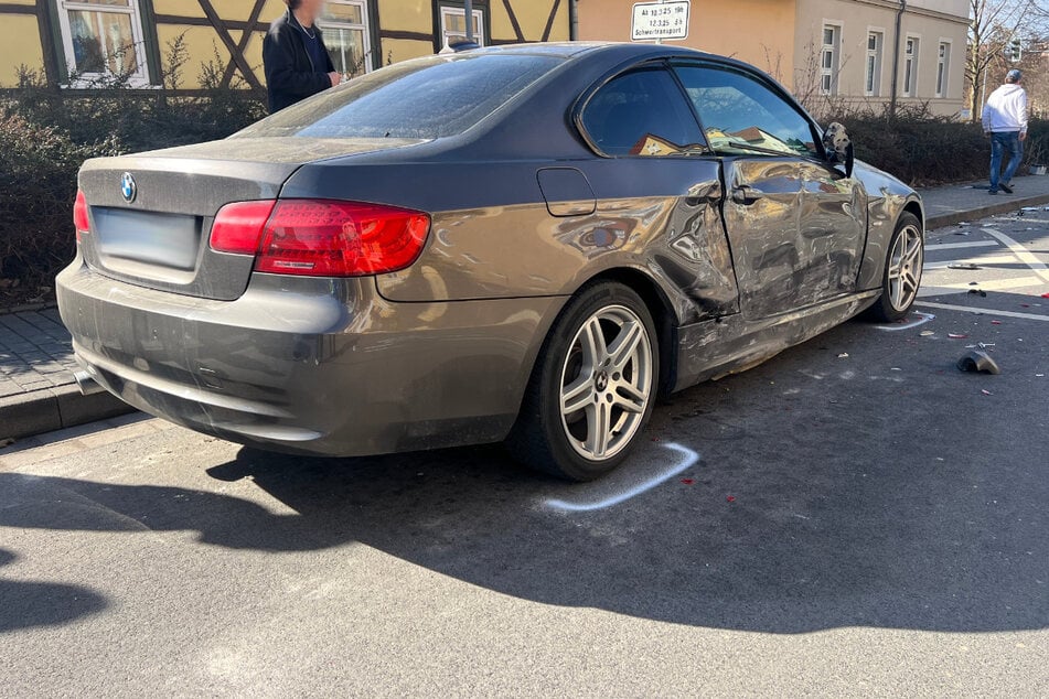 Der BMW parkte am Straßenrand und wurde seitlich von der VW-Fahrerin erwischt.