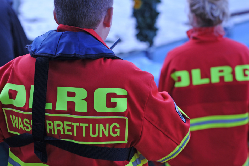 Rettungskräfte von DLRG, Rettungsdienst und Feuerwehr waren ausgerückt, da noch unklar war, ob sich Menschen in dem Auto befanden. (Symbolbild)
