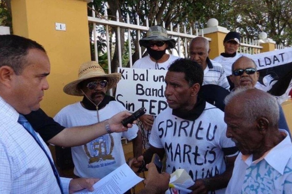 In October 2014, James Finies gave Bonaire's lieutenant governor a letter of objection of the illegal annexation of October 10, 2010, saying he would not go home until the people got a referendum.