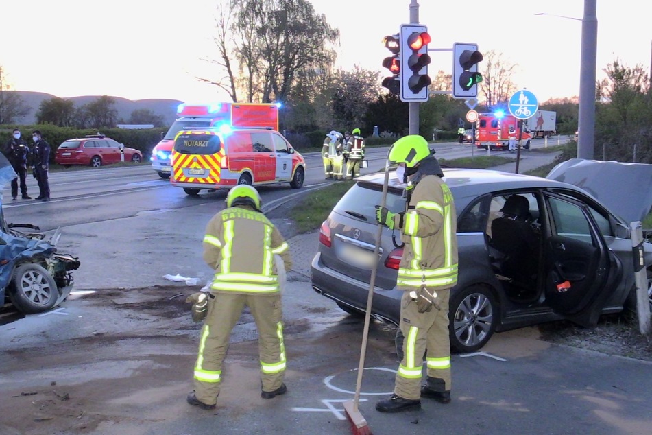 Ein 21-Jähriger aus Ratingen war am Sonntagabend beim Abbiegen mit seinem Wagen frontal gegen das entgegenkommende Auto eines 77-Jährigen gestoßen.