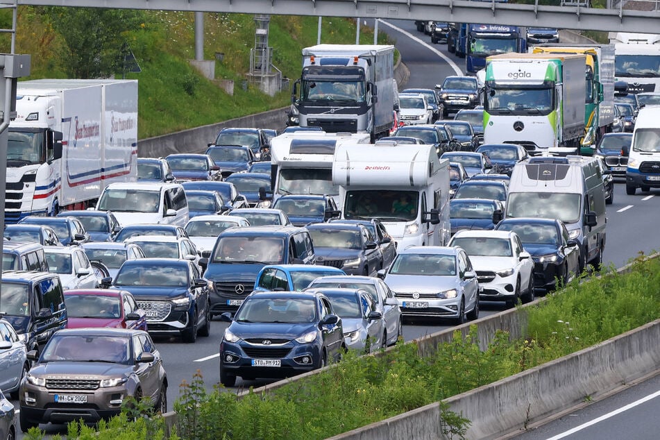 Unfall A7: Rasthof-Mitarbeiter entdeckt seltsame Kartons: A7 wegen Gefahr abgesperrt