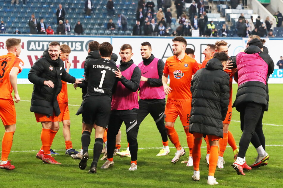 Die Veilchen-Kicker feierten ausgelassen den hochwichtigen Derbysieg bei Hansa Rostock.