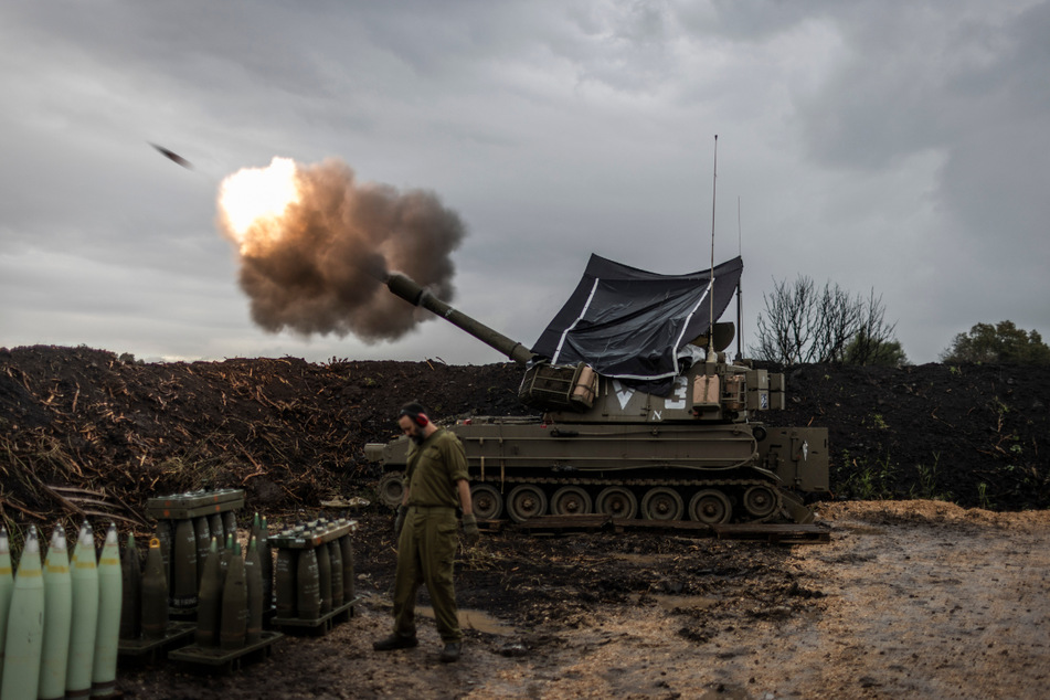 Israelische Soldaten feuern nahe der Grenze zum Libanon eine mobile Haubitze ab.