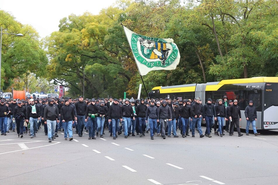 Die Fans der BSG Chemie Leipzig auf dem Weg zum Stadion.