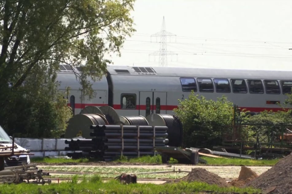 Zwei Gleisarbeiter wurden am 4. Mai 2023 in Hürth bei Köln durch die Kollision mit einem Intercity-Zug getötet.