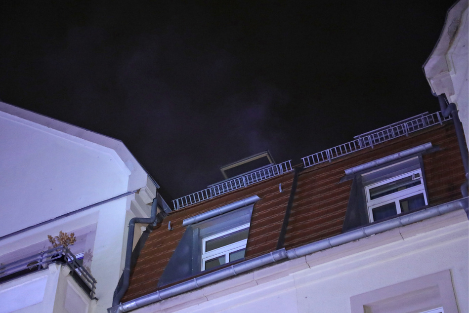 Starker Rauch: Um die Glutnester des Schwelbrands zu löschen, musste die Feuerwehr im Haus Wände aufreißen.