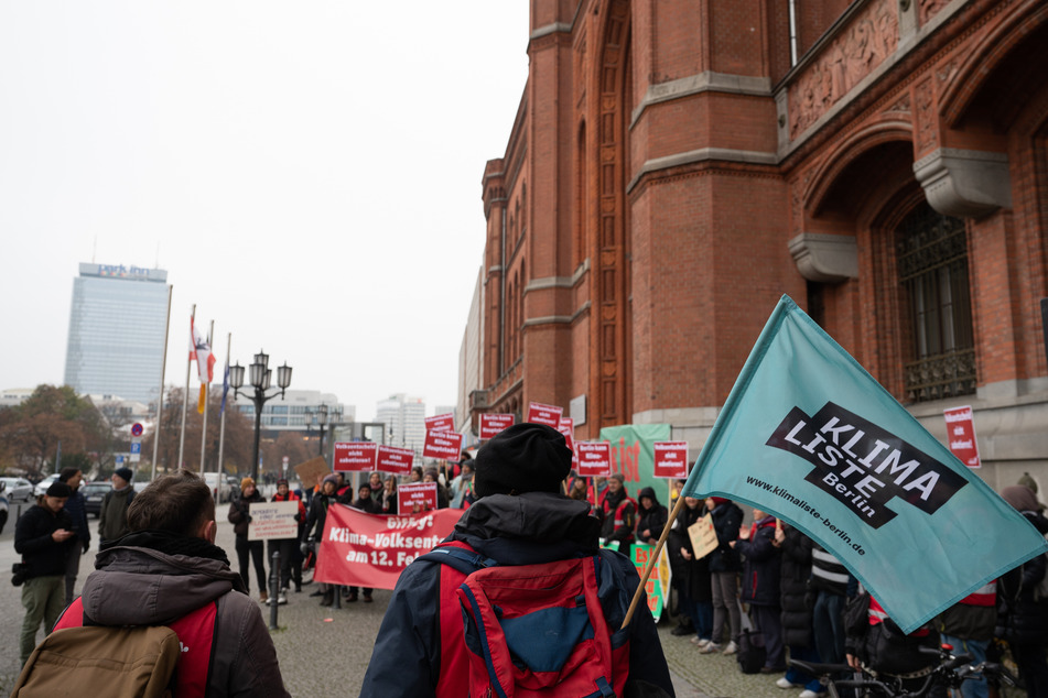 Vor dem Roten Rathaus forderten Demonstranten Berlins Regierende Bürgermeisterin Giffey dazu auf, den Volksentscheid und die Abgeordnetenhauswahl zeitgleich stattfinden zu lassen. (Archivbild)