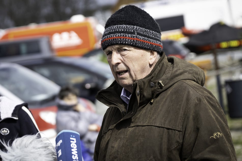 MV-Umweltminister TIll Backhaus (67, SPD) bestätigte am Mittwochabend, dass Buckelwal "Timmy" noch lebt.