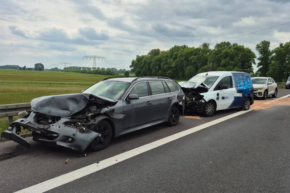 Die Einsatzkräfte haben die Wracks nach und nach auf den Standstreifen befördert.