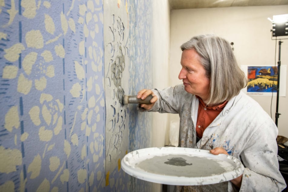 In der Schmidt-Rottluff-Mühle wurde die Wandgestaltung erhalten. Restaurator Rainer Müller (59) ergänzte das Schablonenmuster.