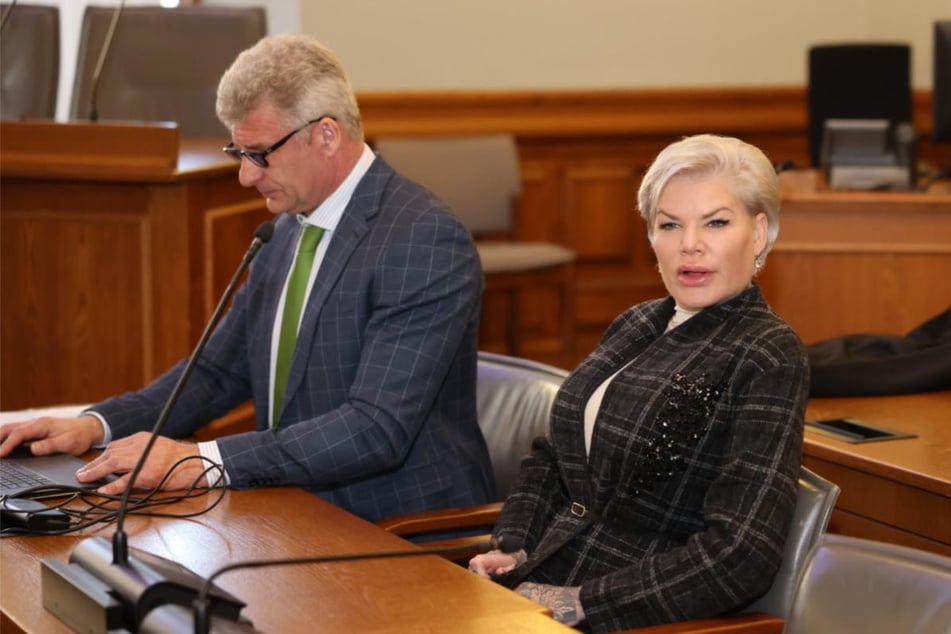 Die Sängerin erschien in einem schwarz karierten Blazer und einer engen schwarzen Hose.