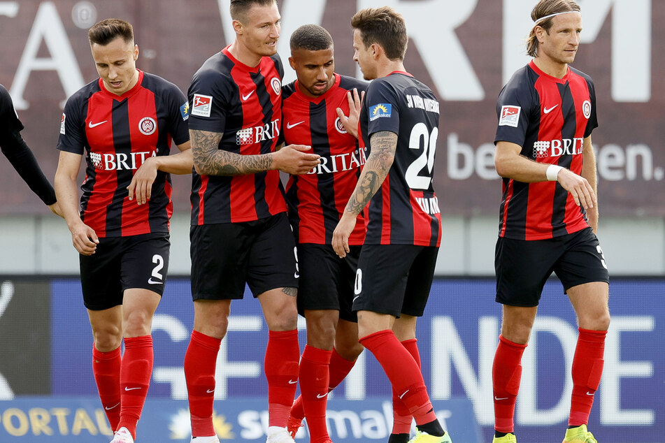 Der Wiesbadener Moritz Kuhn (2.v.r.) feiert mit seinen Mannschaftskameraden nach einem Tor-Treffer.