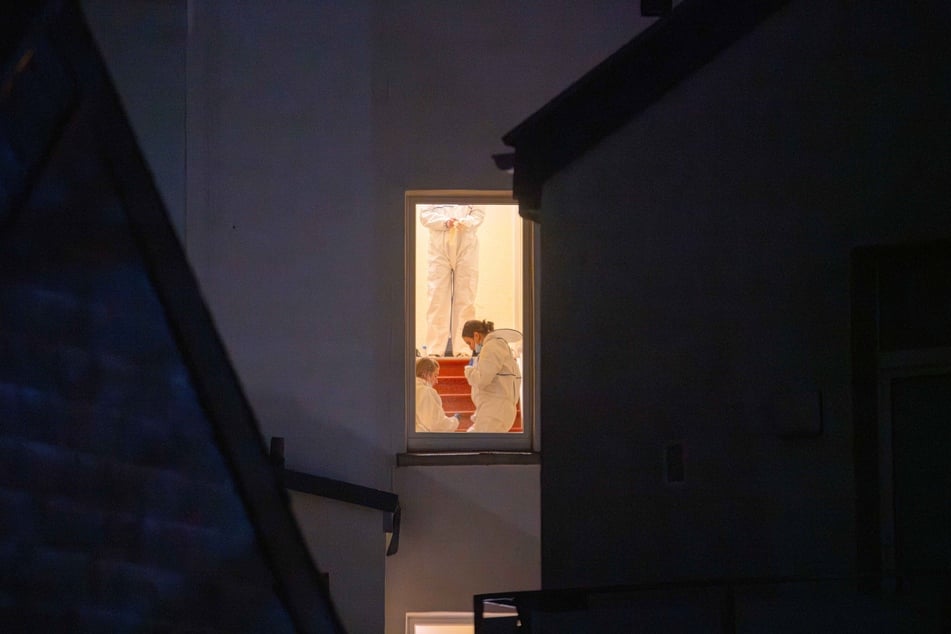 Eine Mordkommission sichert die Spuren.