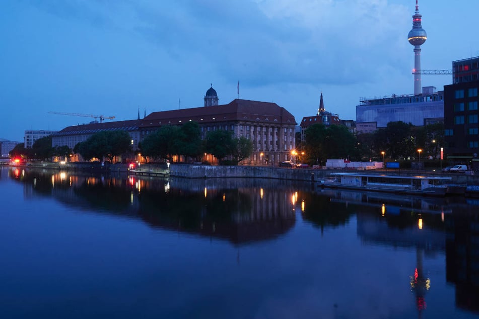 Berlin: Nächtliche Badeaktion ruft Polizei auf den Plan: Mädchen aus Spree gefischt