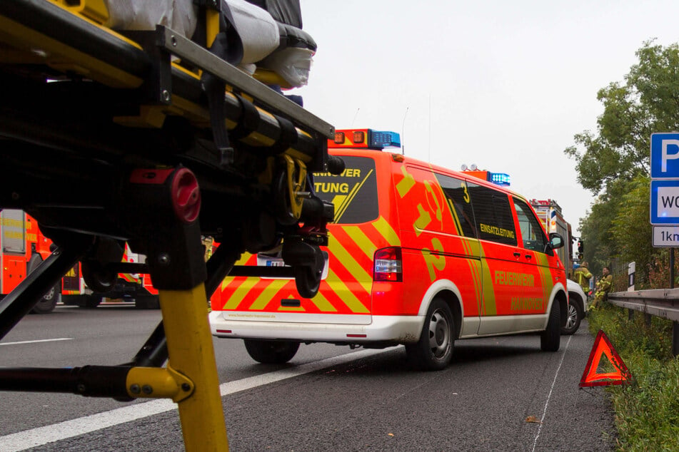 Unfall A59: Baum stürzt auf Autobahn, Polo-Fahrer kann nicht mehr rechtzeitig bremsen