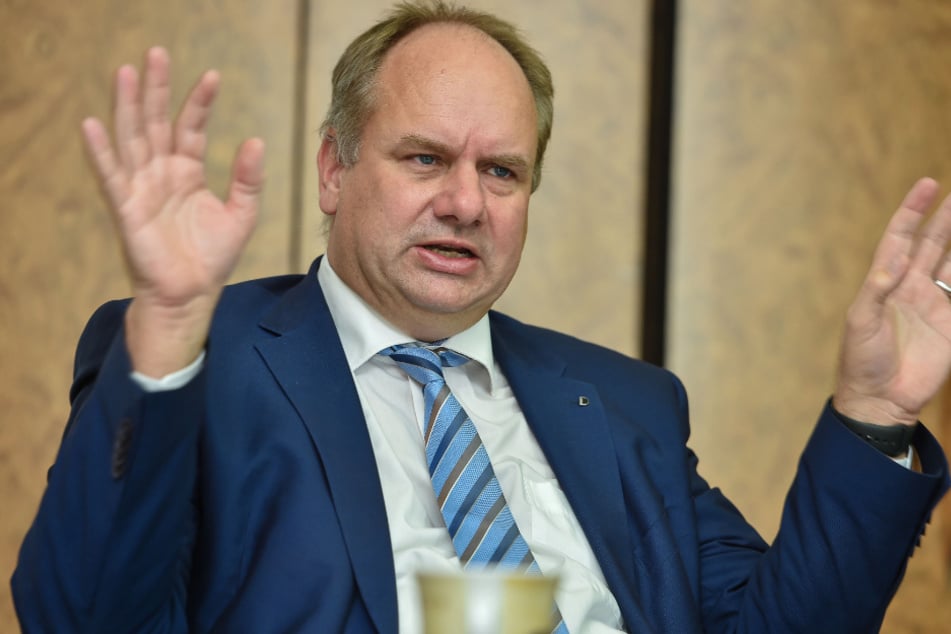 OB Dirk Hilbert (48, FDP) will im Quoten-Streit vermitteln, setzt selber jedoch auf einen geringeren Anteil an Sozialwohnungen.