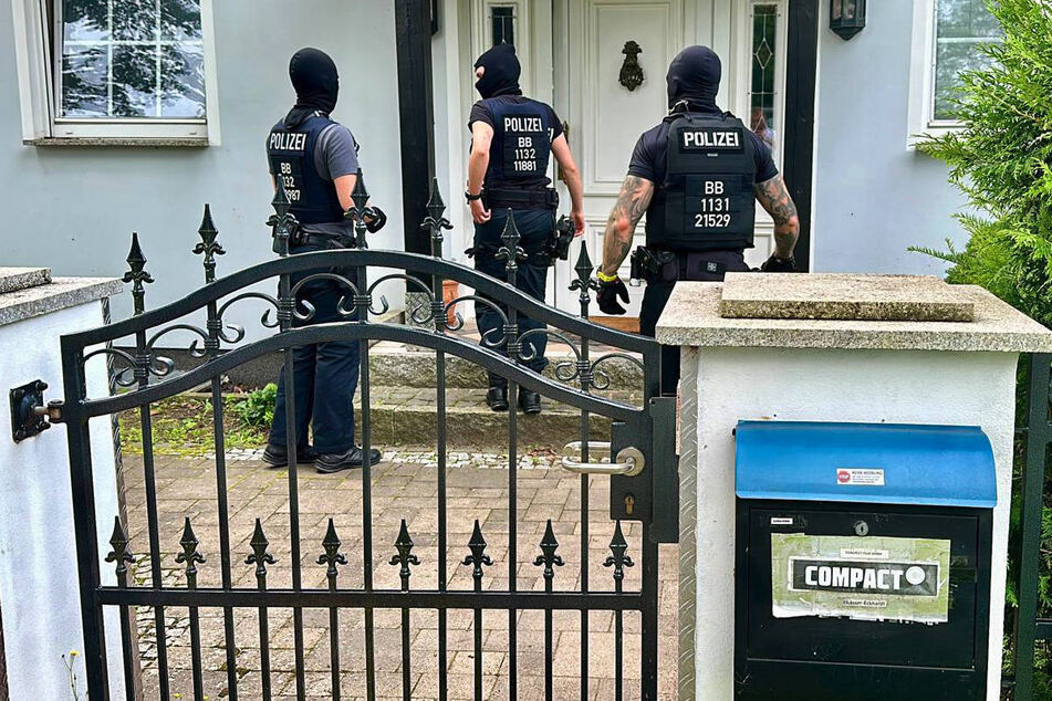 Die Polizei hat am Dienstagmorgen unter anderem ein Haus in Falkensee durchsucht, dessen Adresse im Impressum des "Compact"-Magazins genannt wird.