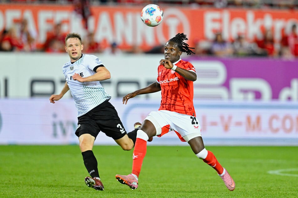 Es wird spannend zu sehen, inwieweit Richmond Tachie (r., 26) dem FCM weiterhelfen kann.