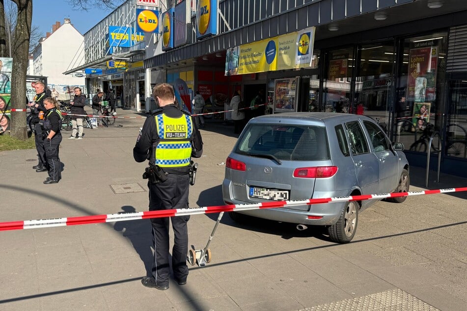 Die Polizei sperrte den Unfallort vor dem Einkaufszentrum ab.