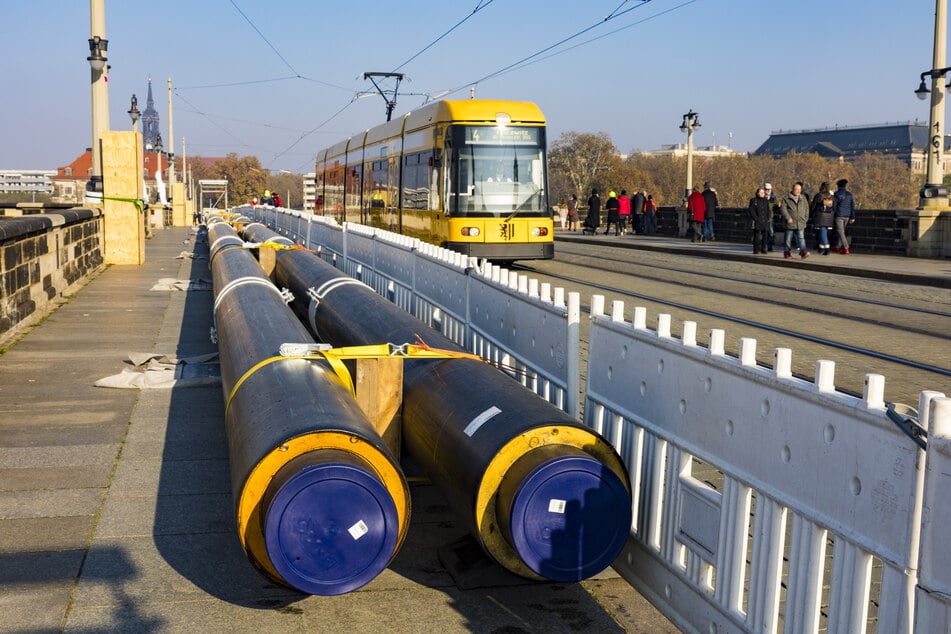 Auf der Augustusbrücke hat die provisorische Fernwärmeleitung bereits erkennbar Form angenommen.