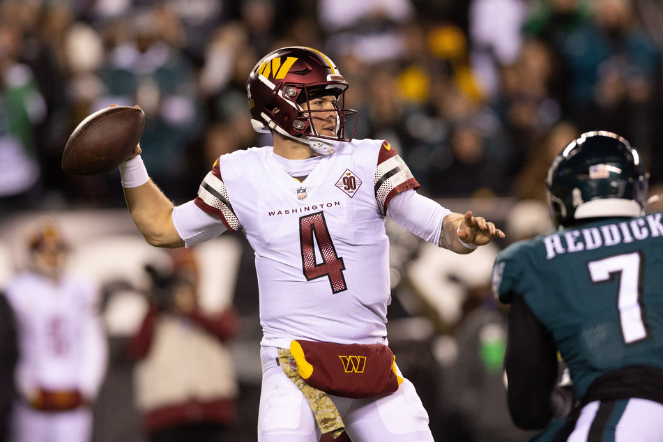 Washington Commanders quarterback Taylor Heinicke passes the ball against the Philadelphia Eagles during the second quarter at Lincoln Financial Field.