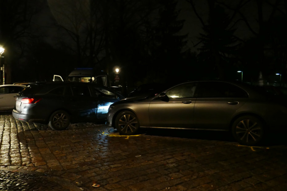 Auto der Zivilstreife (l.) und Fluchtwagen stehen an der Kreuzung Lichtenrader Straße/Selchower Straße.