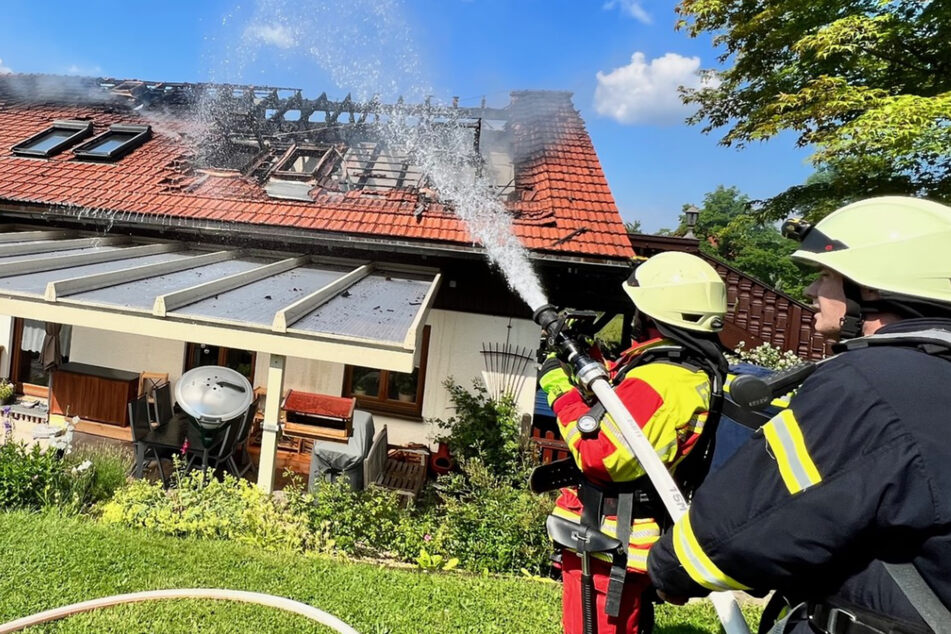 Dresden: Feuer in Mehrfamilienhaus nahe Dresden: Flammen breiten sich bis zum Dachstuhl aus