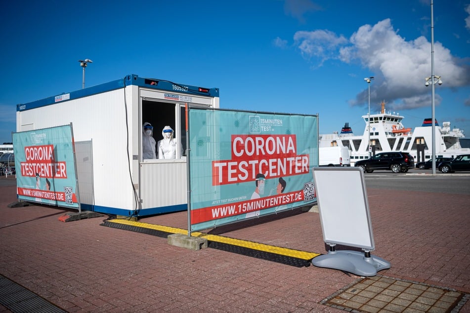 Corona-Schnelltests werden am Fähranleger angeboten. Die Reederei Norden-Frisia hat die Hoffnung, Feriengäste zu Ostern auf die Inseln Juist und Norderney zu bringen, noch nicht aufgegeben.