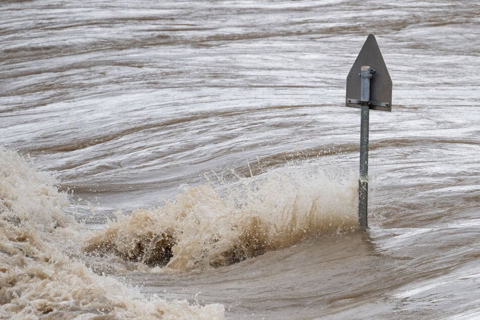 Hochwasser: Einsatzkräfte bergen zwei Tote aus vollgelaufenem Keller