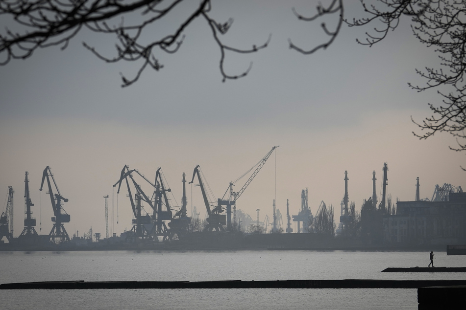 Der Hafen der seit Wochen umkämpften südostukrainischen Stadt Mariupol soll unter russischer Kontrolle sein.