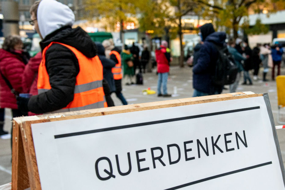 Teilnehmer stehen am 21. November 2020 auf der Querdenken-Demo gegen die Corona-Einschränkungen auf dem Alexanderplatz. Die ursprünglich für Silvester geplante große Demo darf nun laut der Polizei Berlin auch nicht am 30. Dezember stattfinden. (Symbolfoto)