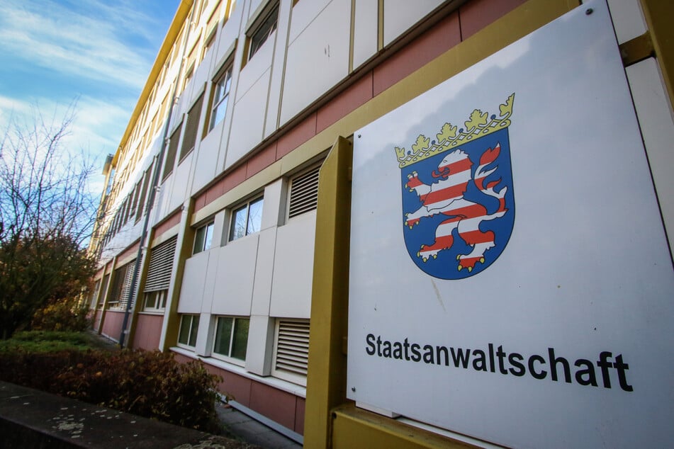 Die Staatsanwaltschaft in Gießen hat jetzt Anklage gegen den 35-Jährigen erhoben, der seit Juni 2025 in U-Haft sitzt.