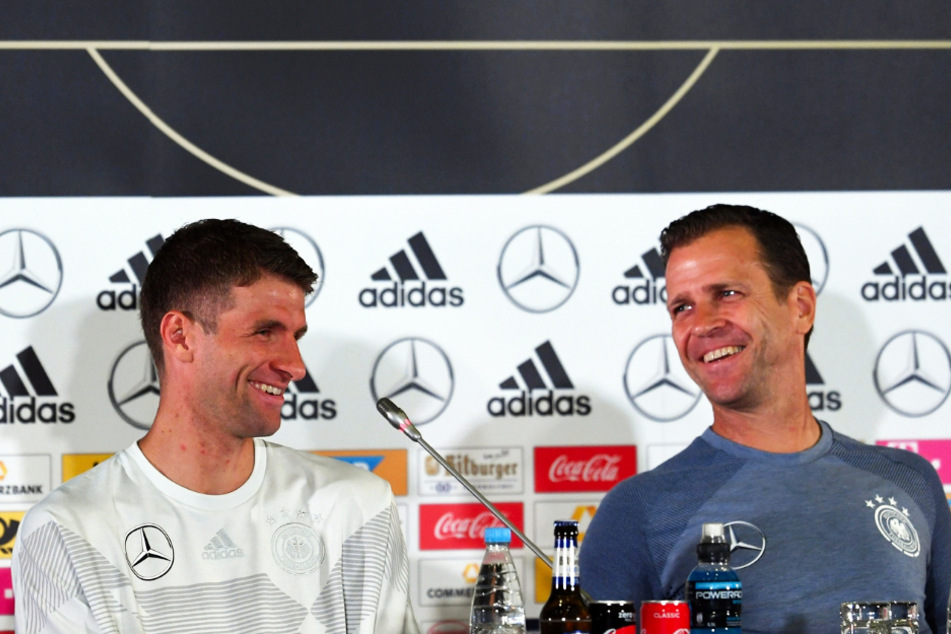 Thomas Müller (31) und Manager Oliver Bierhoff (52) bei einer DFB-Pressekonferenz während der WM 2018.