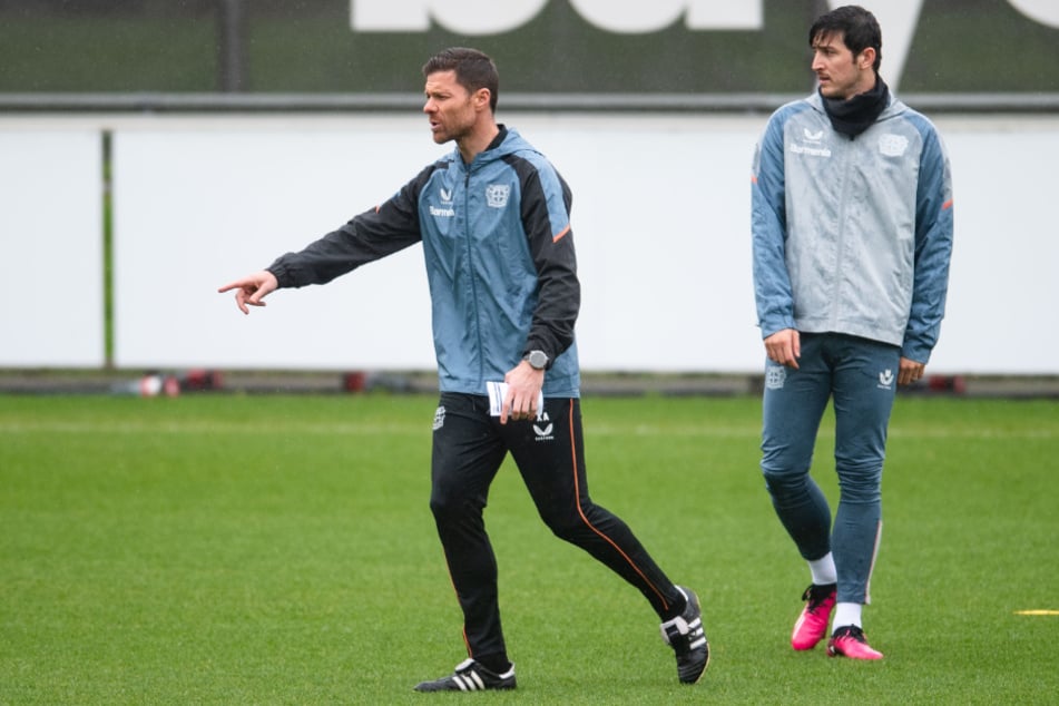 Gemeinsam werden Xabi Alonso (42, l.) und Sardar Azmoun (29) wohl nicht mehr auf dem Trainingsplatz stehen.