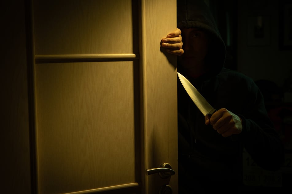 In der eigenen Wohnung: Frau brutal von maskiertem Mann mit Messer attackiert!