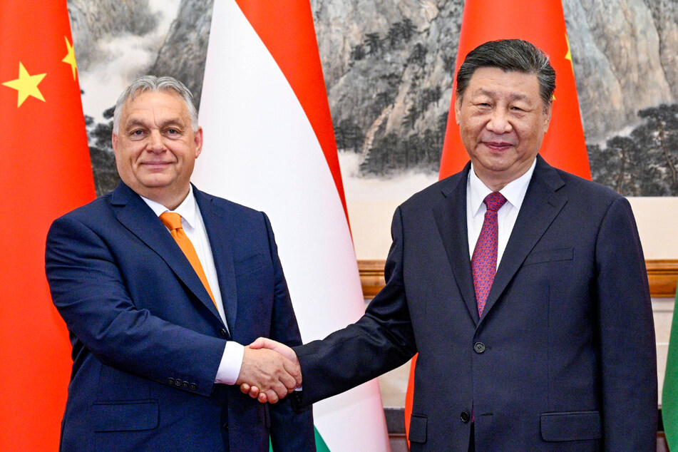 Chinese President Xi Jinping (r.) met with Hungarian Prime Minister Viktor Orban on Monday.