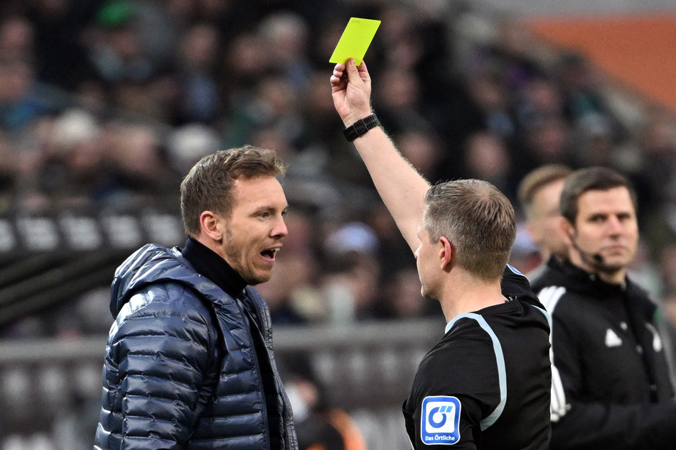 Schiedsrichter Tobias Welz (45, r.) zeigt Trainer Julian Nagelsmann (35) die gelbe Karte.