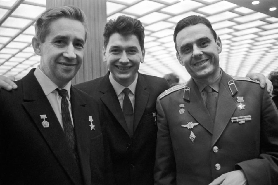 Konstantin Feoktistow, Boris Jegorow and Vladimir Komarow (v.l.n.r) als erste Kosmonauten eines Mehrpersonenflugs.