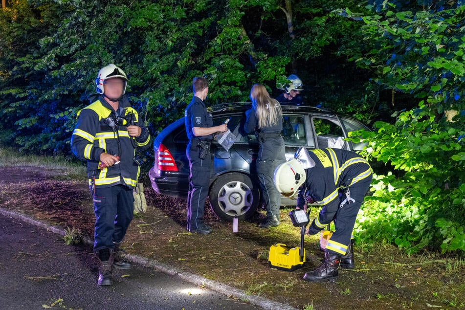 Mercedes kracht frontal gegen Baum: Kennzeichen geklaut, Fahrer wohl flüchtig